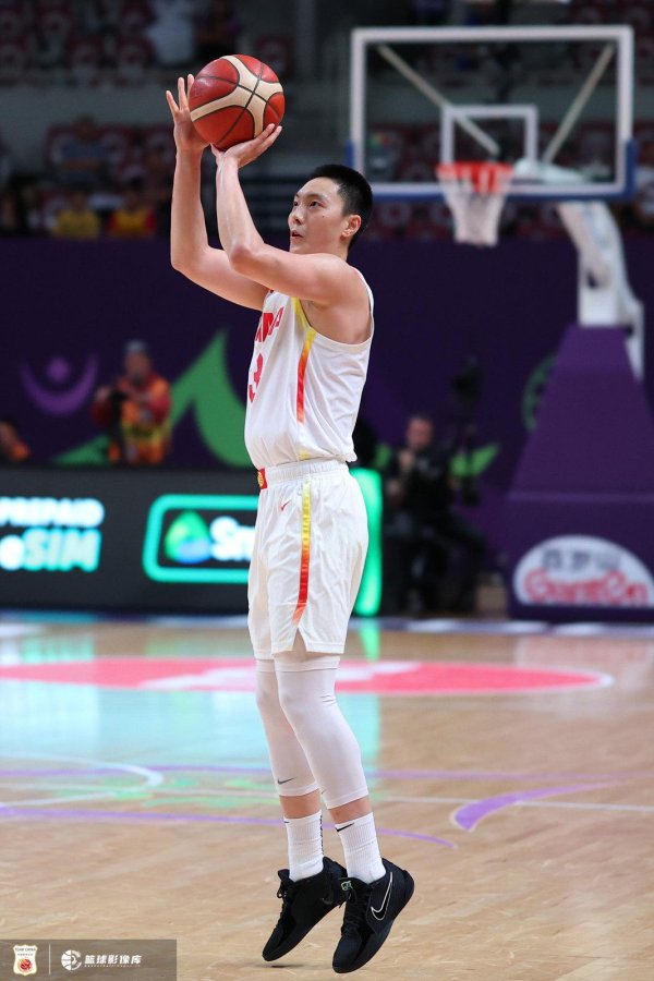 晟红网 周琦：胡明轩运球有点太多了 你把球传出去没人会不回给你